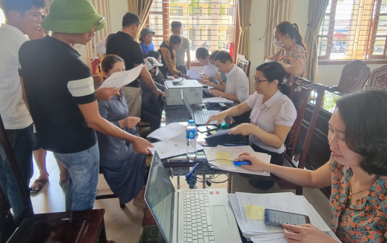 Ngư dân đến làm thủ tục cấp phép sử dụng tần số vô tuyến điện.